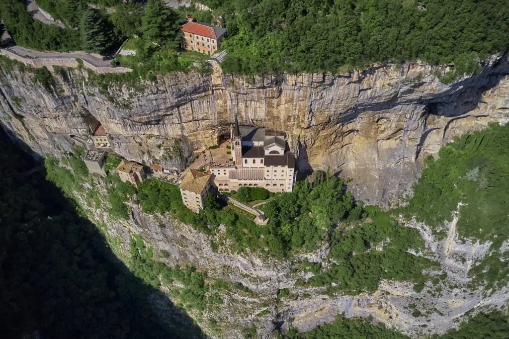 A Madonna della Corona, kegyhely, szentély, zarándokhely, keresztény, vallás, Olaszország, szikla, hegy 