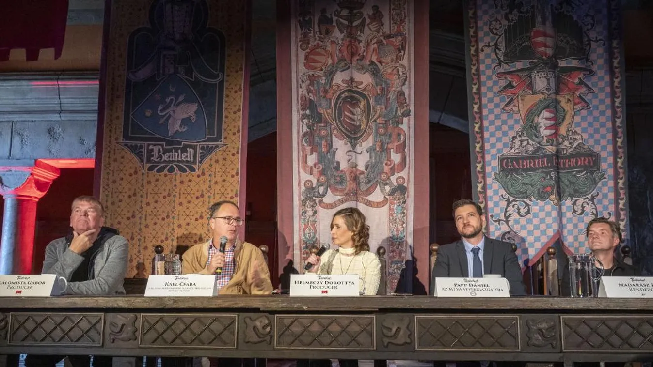 Kálomista Gábor társproducer, Káel Csaba, a magyar nemzeti mozgóképipar fejlesztéséért felelős kormánybiztos, Helmeczy Dorottya producer, Papp Dániel, az MTVA vezérigazgatója és Madarász István rendező (b-j) az MTVA és a Megafilm koprodukciójában készülő 