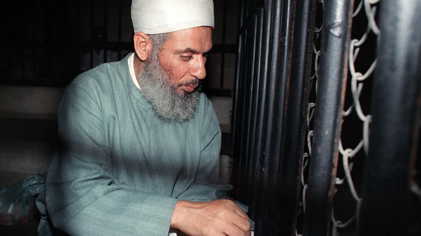 Magyar iszlám Omar Abdel Rahman sits and prays inside an iron cage at the opening of court session, 06 August 1989 in Cairo. Abdel-Rahm 