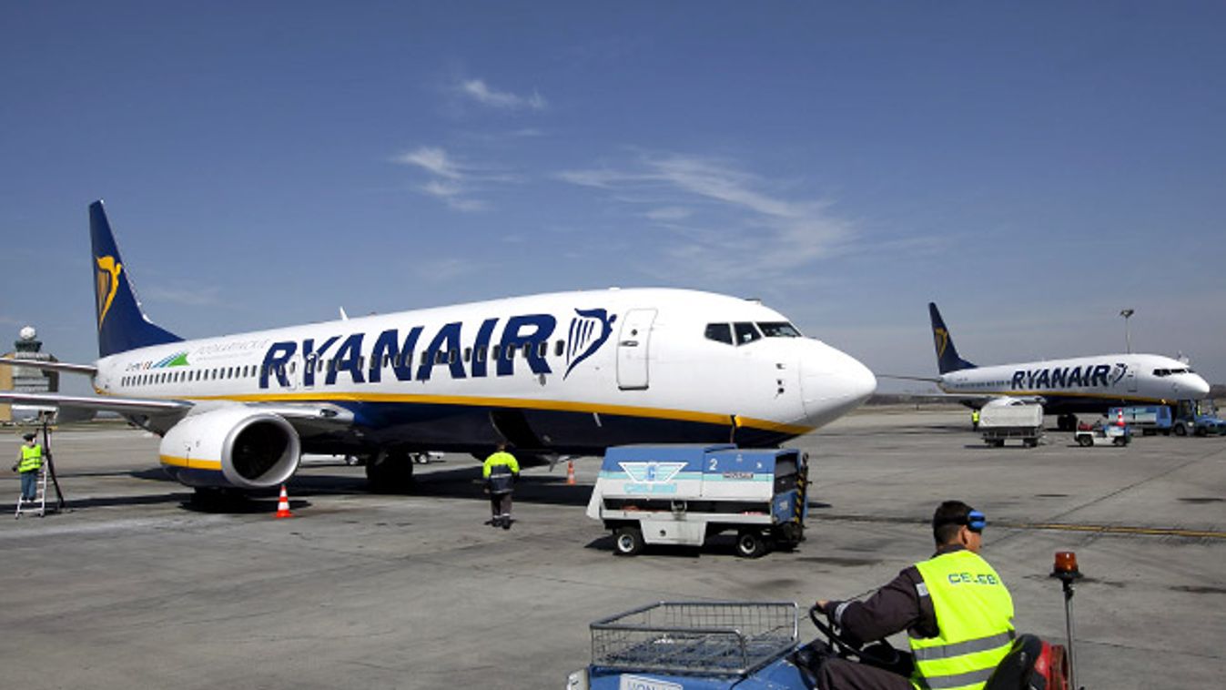 Ryanair légitársaság, fapados, repülőgép, Boeing 737-800 típusú repülőgépe a Budapest Liszt Ferenc Nemzetközi Repülőtéren.