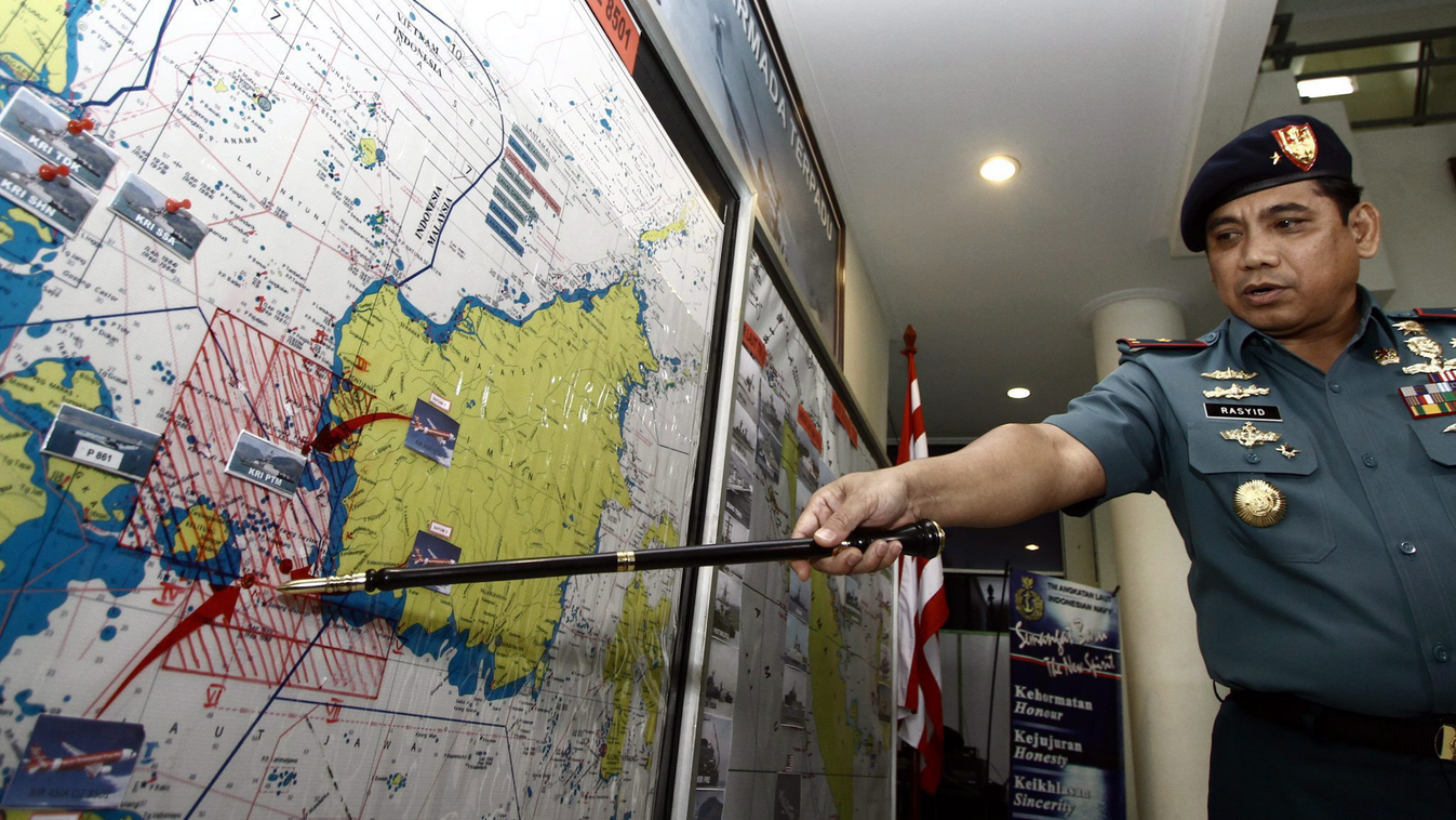 Batam, 2014. december 29.
Abdul Rashid admirális, az indonéz haditengerészet kutató-mentő csapatának parancsnoka egy térképen mutatja a kutatási területet a batami hadikikötőben 2014. december 29-án, egy nappal az után, hogy az AirAsia malajziai légitársa