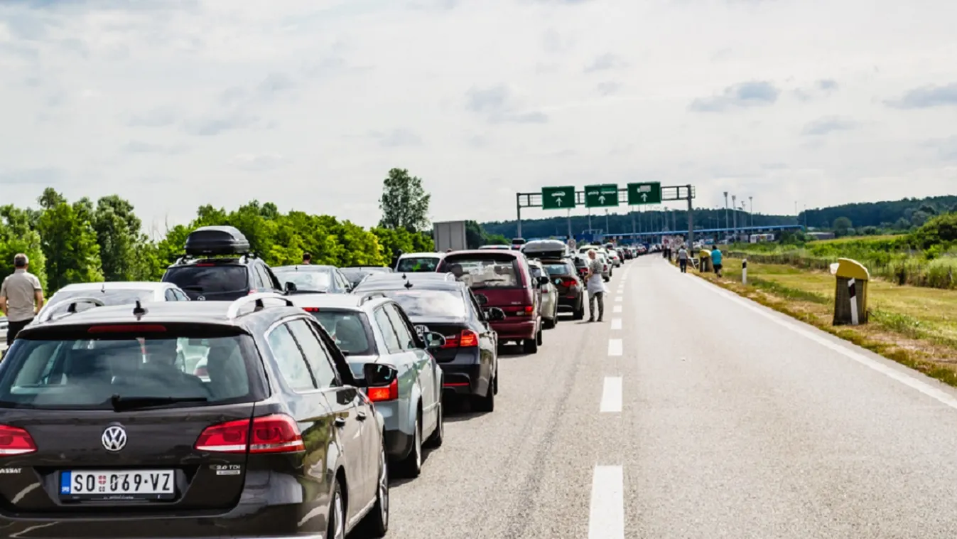 Szerbia Horvátország határátkelőhely dugó várakozó autók 