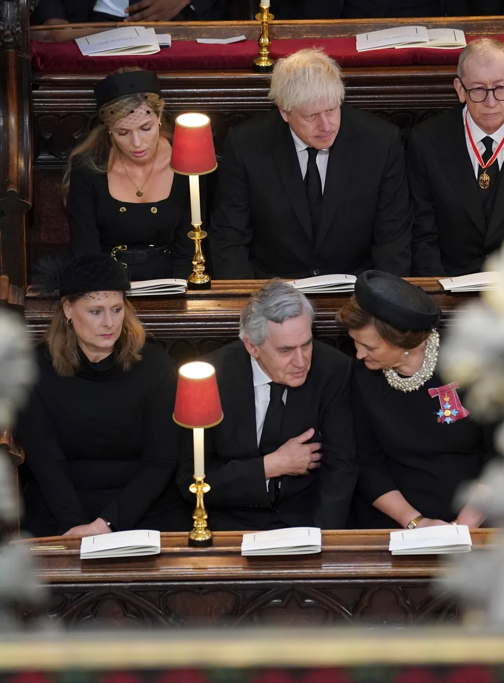 II. Erzsébet brit királynő, II. Erzsébet temetése, temetés, halála, II. Erzsébet halála, királynő, royals death,vendégek,híres emberek, politikusok 
Az első sorban Gordon Brown volt brit miniszterelnök (k) és felesége, Sarah Brown (b), valamint Cherie Bla