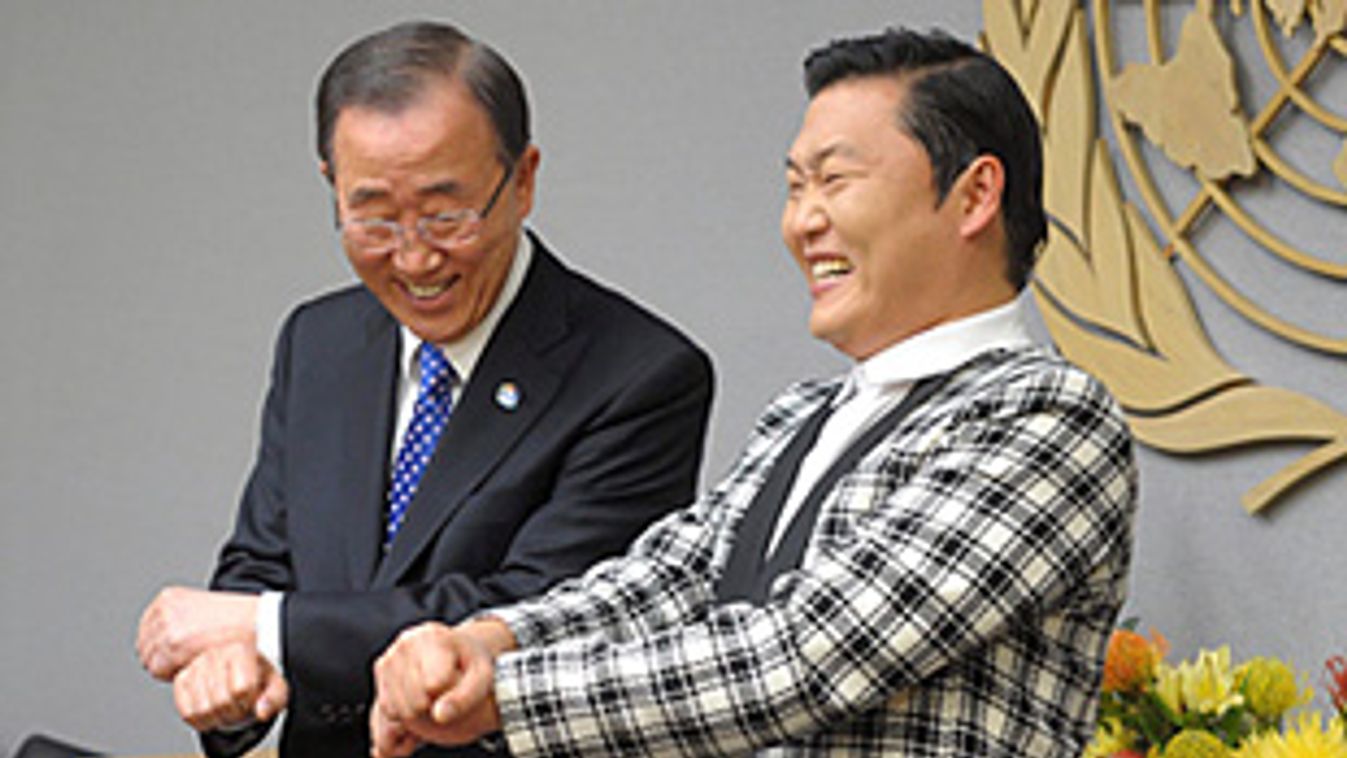 Psy, dél-koreai rapper tanítja a Gangnam Style című dalára táncolni Ban Ki Munt, az ENSZ főtitkárát a világszervezet New York-i székházában