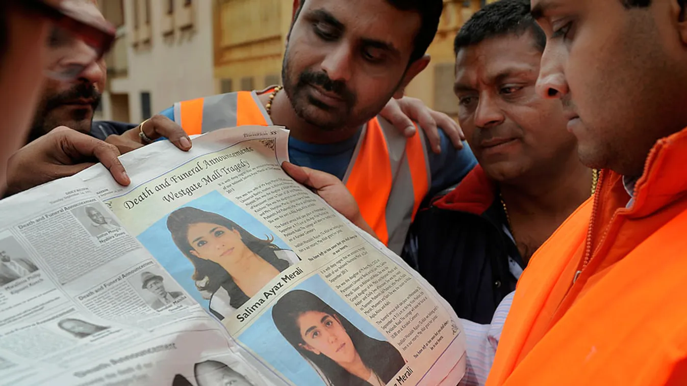 Kenya, Nairobi, indiai önkéntesek olvassák az újságot a Westgate bevásárlóközont elleni terrortámadás helyszínén