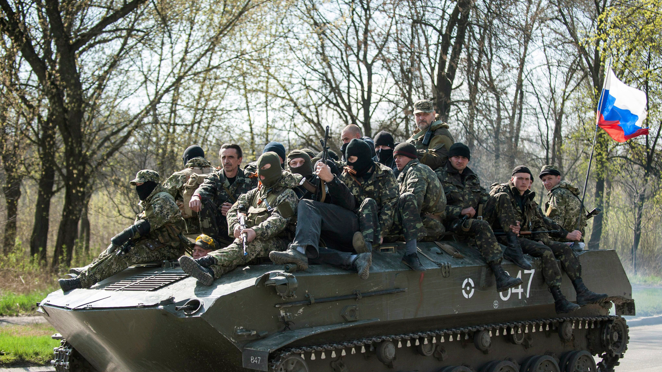 Orosz zászlós páncélozott harcjármű vezet egy oszlopot a kelet-ukrajnai Kramatorszkban, ukrán megszállás 