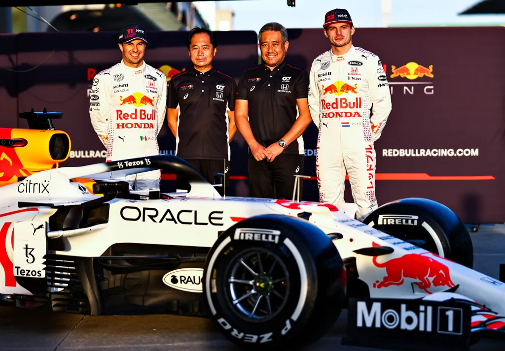 Forma-1, Török Nagydíj, Red Bull Racing, Sergio Pérez, Tanabe Tojoharu, Jamamoto Maszasi, Max Verstappen 
