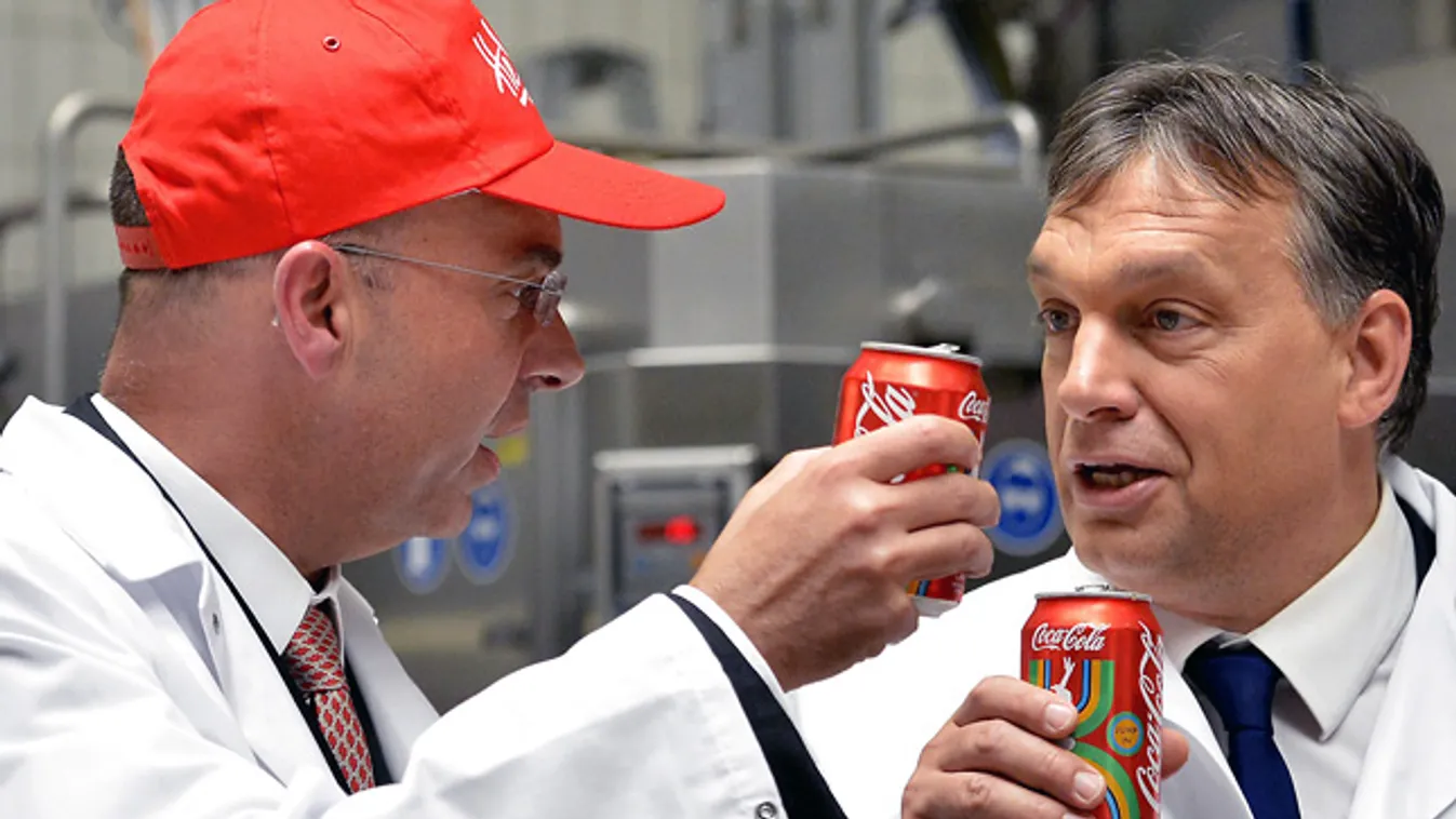 Dimitris Lois, a Hellenic Bottle Company (HBC) vezérigazgatója és Orbán Viktor dobozos kólával koccintanak, miután elindították a fémdobozos üdítőitalok új gyártósorát a Coca-Cola HBC Magyarország dunaharaszti üzemében