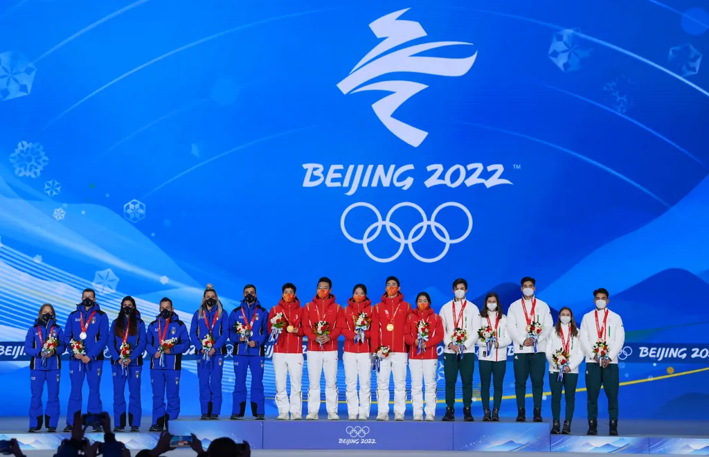 ünnepélyes, éremátadás, téli olimpia 2022, gyorskorcsolya, csapat, váltó 