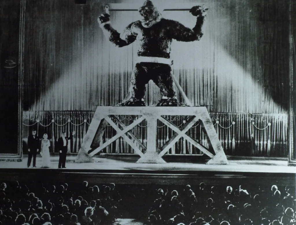 King Kong theater scene exhibition of a monster Cinema Fantastic Horizontal GORILLA 