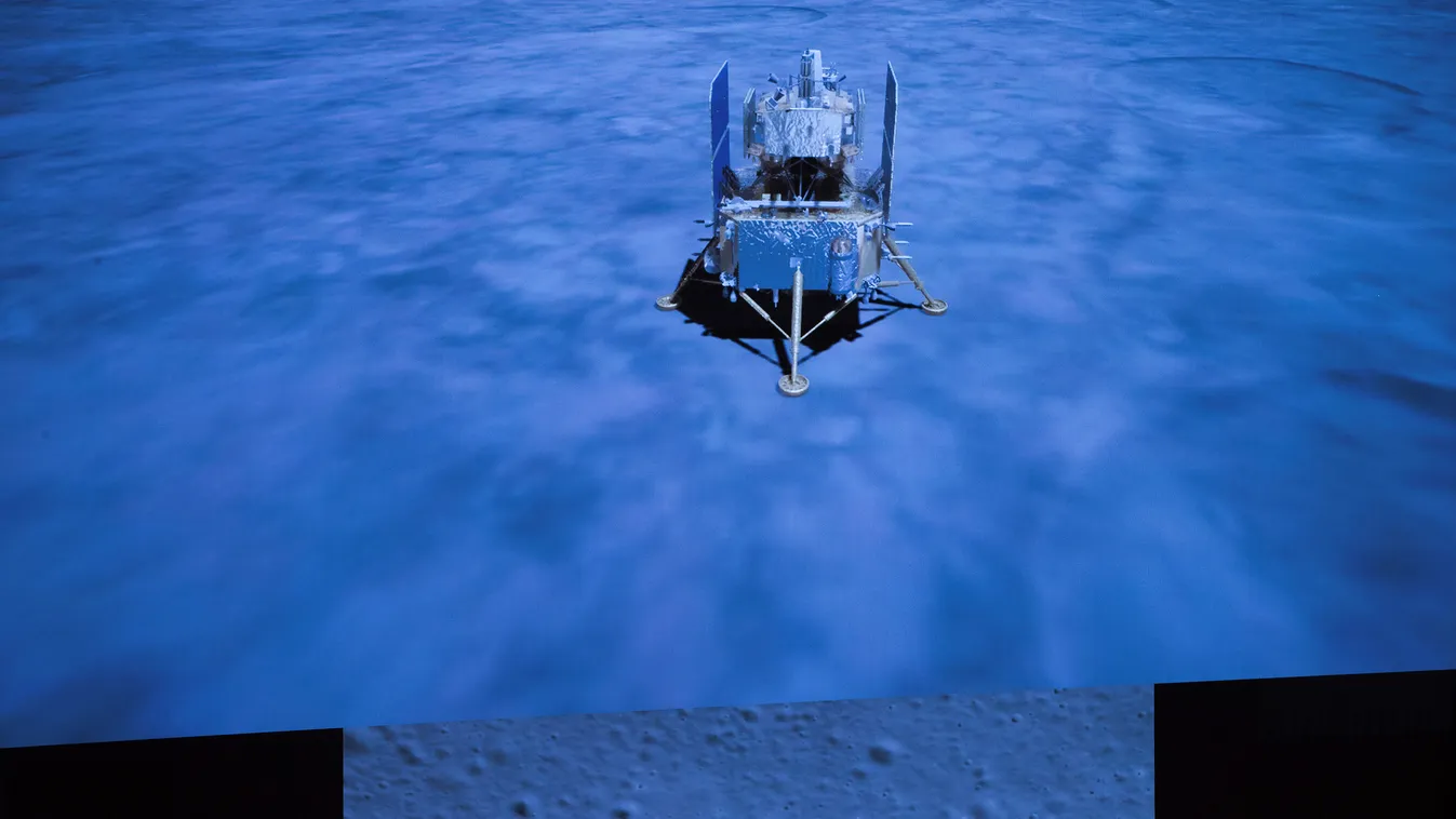 Világűr, 2020. december 2.
A Hszinhua hírügynökség által közreadott, képernyőről rögzített kép a Csang'o-5 kínai űrszondáról a Hold felszínén történt landolása után 2020. december 1-jén. A szonda leszállóegysége a tervek szerint lyukat fúr a Hold felszíné