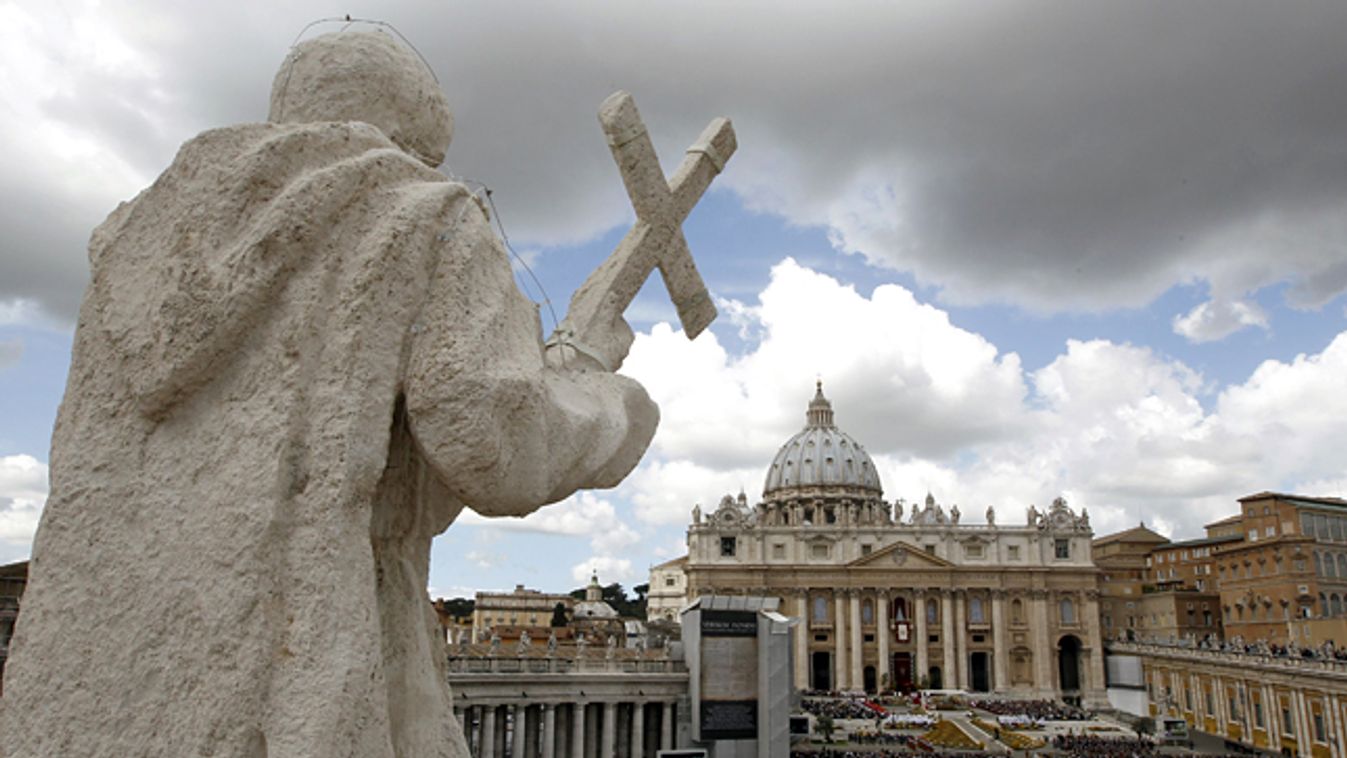 Vatikán, XVI. Benedek pápa húsvéti misét celebrál, tömeg a Szent Péter bazilika előtt 