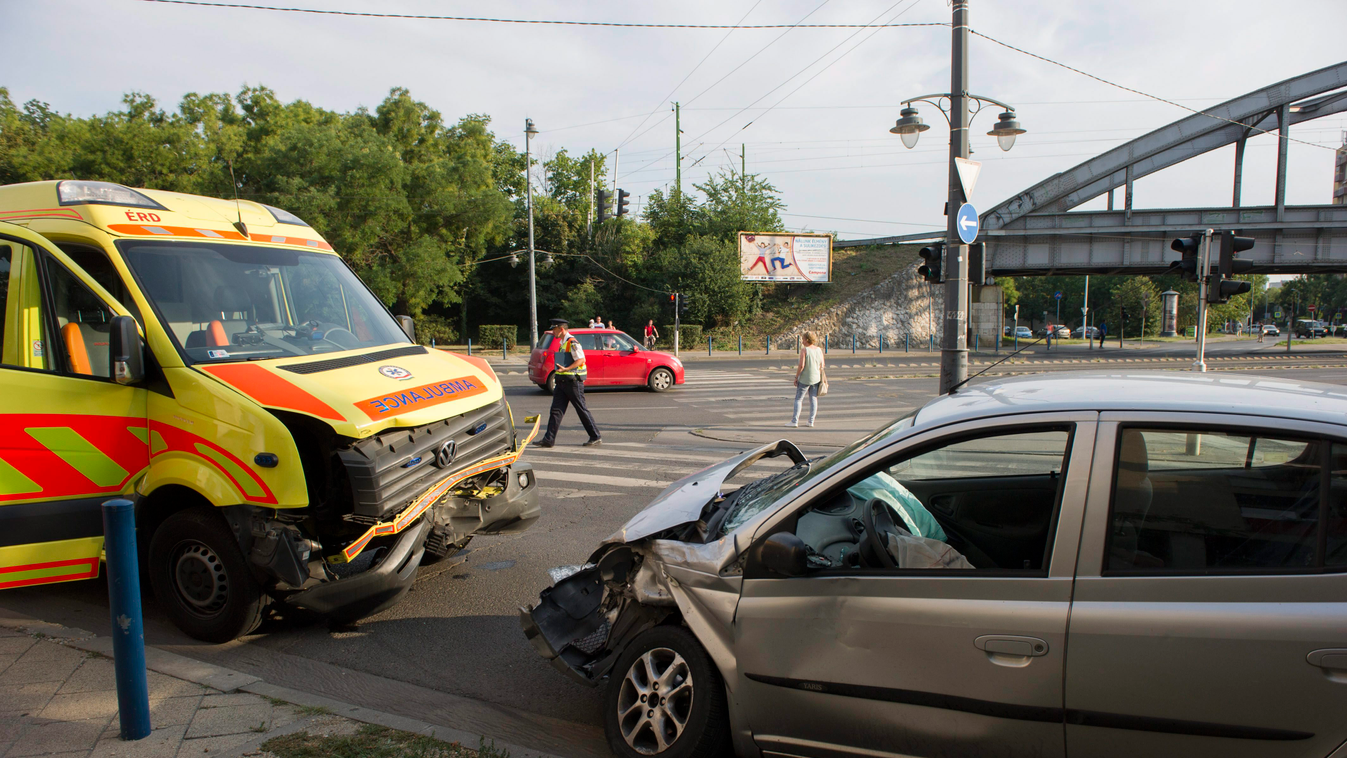 Budapest, 2015. augusztus 10.
Összetört mentőautó és személygépkocsi Budapesten, a XI. kerületi Bartók Béla út és Hamzsabégi út kereszteződésében, miután a járművek összeütköztek 2015. augusztus 10-én. A balesetben ketten megsérültek.
MTI Fotó: Lakatos Pé