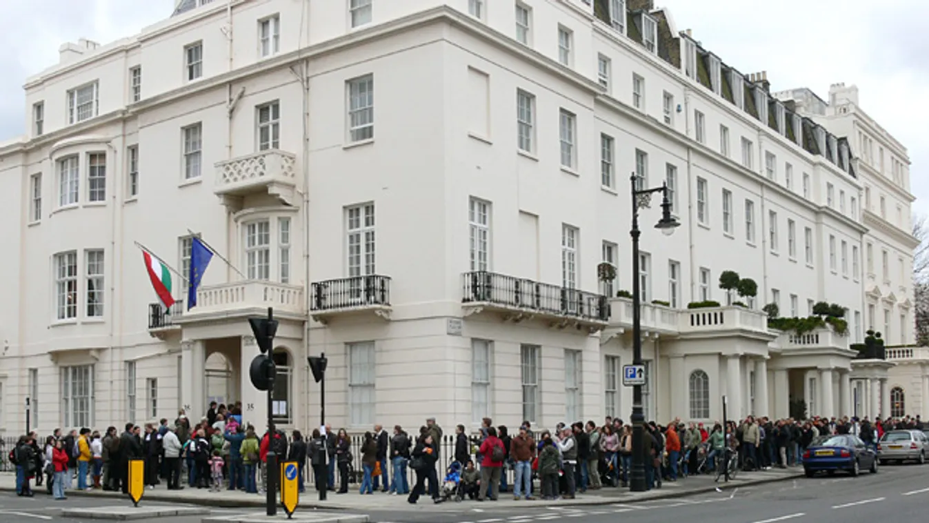 választási törvény anomáliája cikkhez, illusztráció, Magyar választópolgárok állnak sorban szavazataik leadására várakozva a londoni magyar nagykövetség épülete előtt