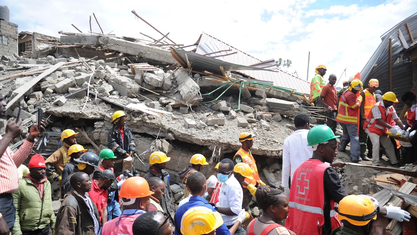 Kiambu, 2022. szeptember 26.
A kenyai mentőegységek tagjai túlélőket keresnek egy összedőlt többszintes lakóépület törmeléke közt a Kiambu megyei Kirigitiben 2022. szeptember 26-án. A szerencsétlenségben többen eltűntek, az áldozatok száma egyelőre ismere