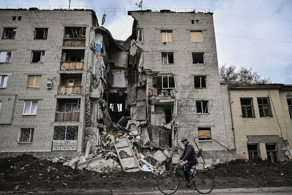 ukrán válság 2022, orosz, ukrán, háború, Ukrajna, pusztítás, romok, bakhmut, lerombolt lakóépület 