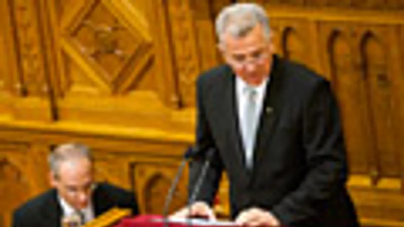 Schmitt Pál beszél a parlamentben 2010. június 29-én, megválasztásakor