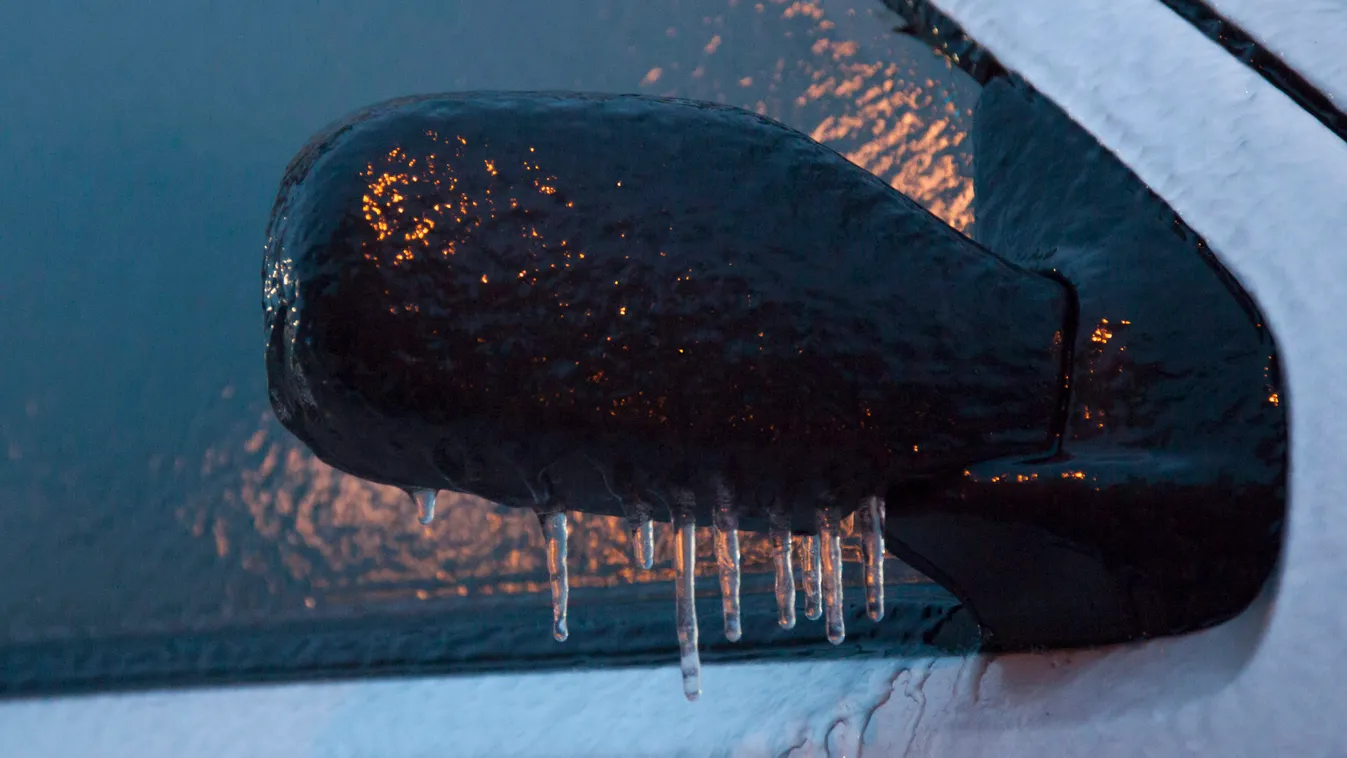 Az ónos eső miatt jégpáncél borít egy parkoló autót Nagykanizsán 2014. február 2-án. 