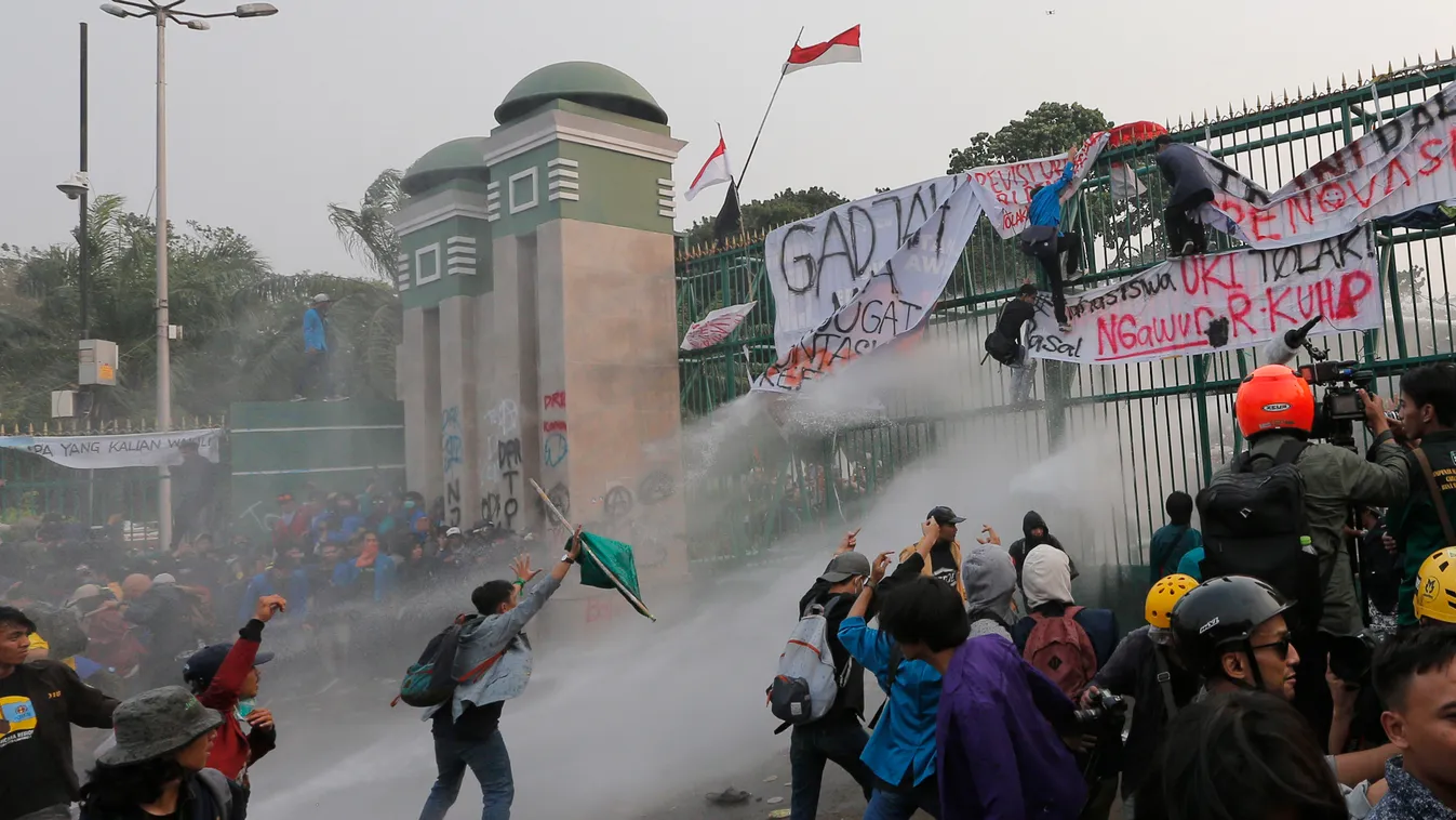 Jakarta, 2019. szeptember 24.
Diákok és rendőrök összecsapása a jakartai parlament közelében 2019. szeptember 24-én. Hallgatók tízezrei tüntetnek Indonézia-szerte a büntető törvénykönyv módosításának vitatott tervezete ellen, a tiltakozók arra hivatkoztak