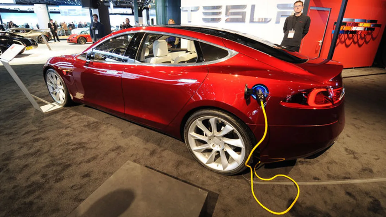 Tesla Model S elektromos autó töltőre téve a detroiti autókiállításon 