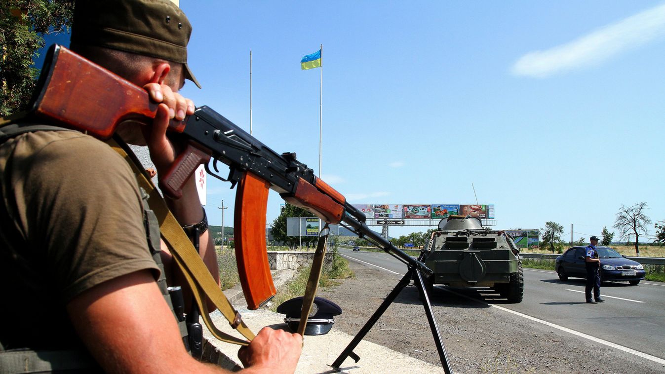 Ungvár, 2015. július 12.
Az ukrán nemzeti gárda géppuskása figyeli a Csap-Kijev főútvonalat Ungvár határában 2015. július 12-én, egy nappal azután, hogy tűzharc tört ki Munkácson egy sportlétesítménynél a Jobboldali Szektor (PSZ) szélsőséges szervezet feg