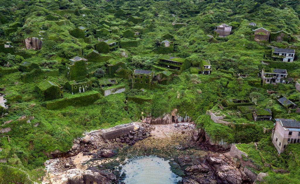 zöld falu lakatlan, Houtouvan, Sengsan, Csöcsiang, Houtouwan on Shengshan island, China's eastern Zhejiang province 