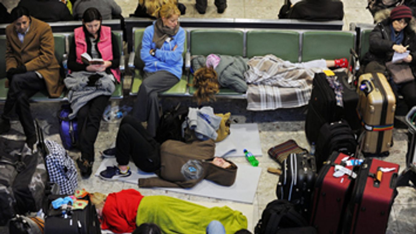 reptéri várakozás, utasok várakoznak Londonban