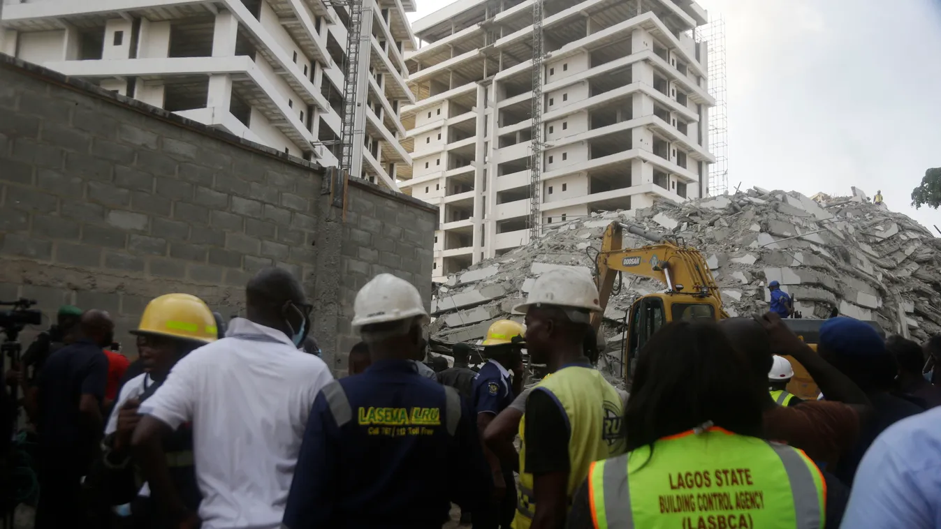 Lagos, 2021. november1.
Mentőalakulatok dolgoznak egy összeomlott, építés alatt álló, 25 emeletes toronyház romjai között a nigériai Lagosban 2021. november 1-jén. Egyelőre nem tudni, pontosan hány építőmunkás szorult a romok közé, legkevesebb két ember é