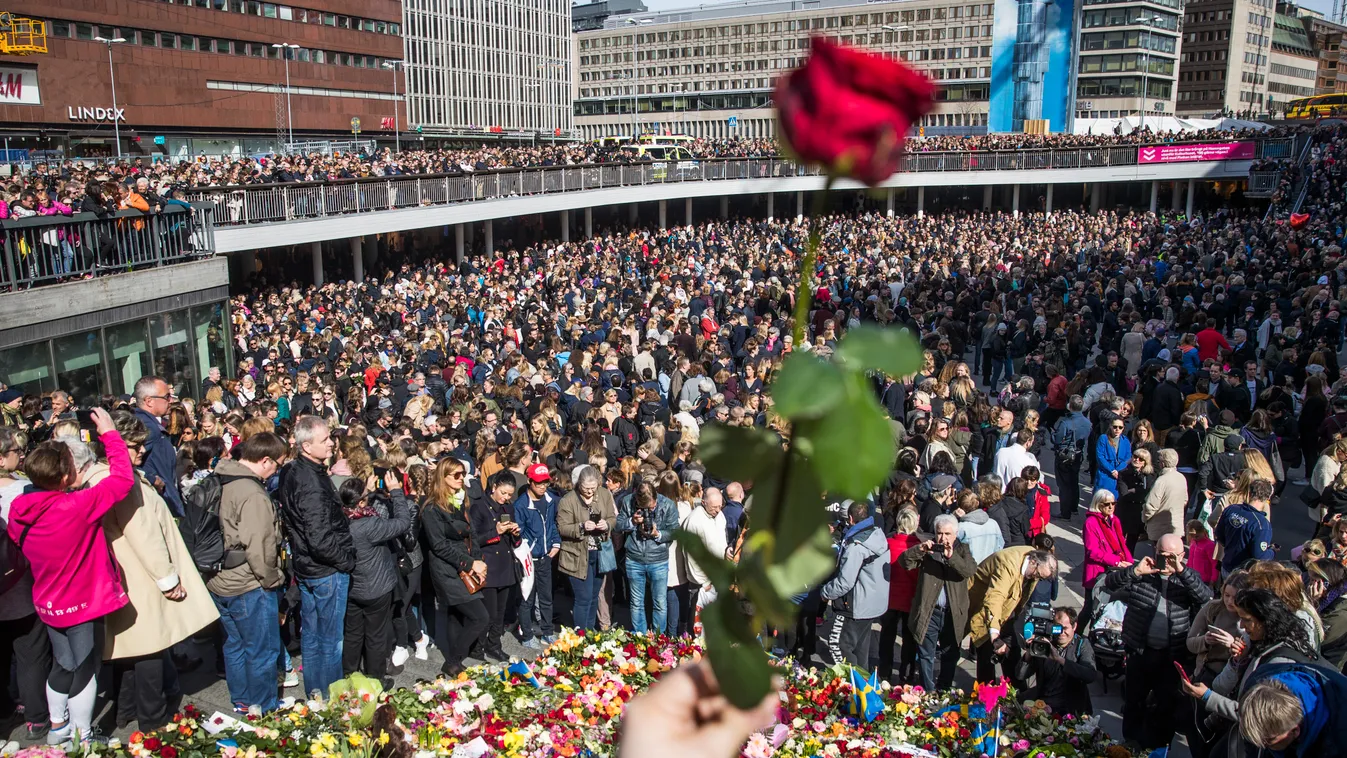A stockholmi gázolásos merénylet áldozatairól emlékeznek 