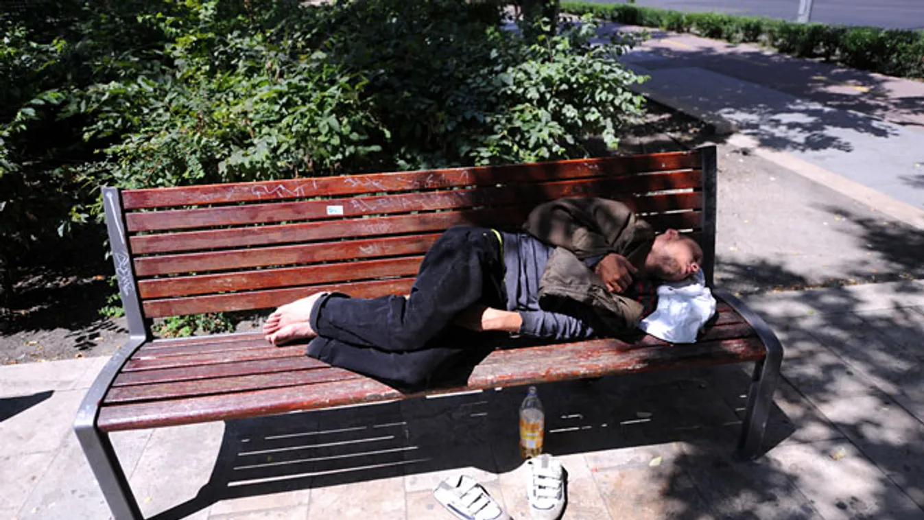 hajléktalanok, hajléktalanság, budapest, lakhatás, Hajléktalan férfi az Erzsébet téren. 