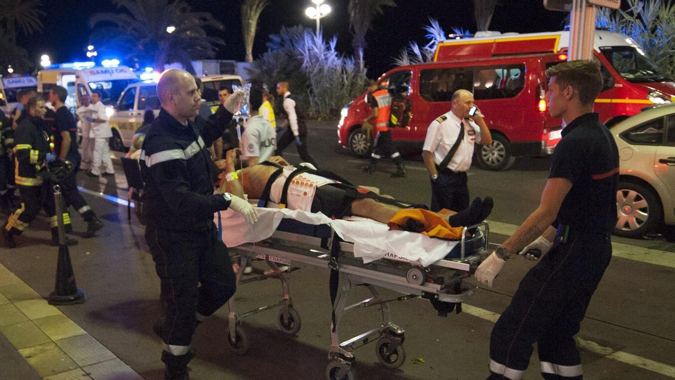Nizzai tömeges gázolás
a franciaországi Nizzában történt terrorcselekmény helyszínén, ahol egy 31 éves tunéziai származású nizzai férfi teherautóval belehajtott a nemzeti ünnep alkalmából rendezett tűzijáték idején a tömegbe 2016. július 14. este. 