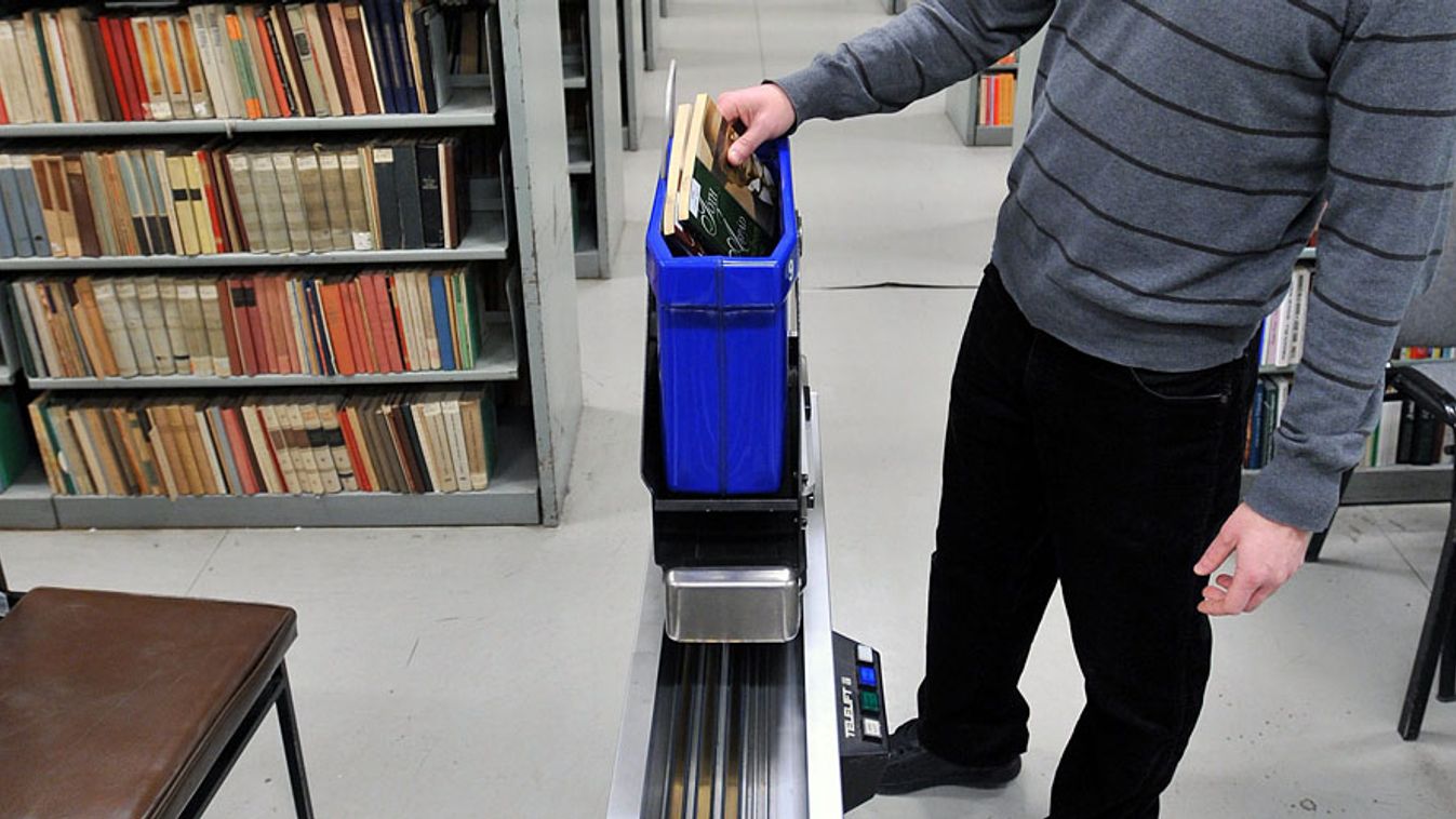 A könyvek mozgatását segítő szállítóeszköz, a telelift az Országos Széchényi Könyvtárban, OSZK