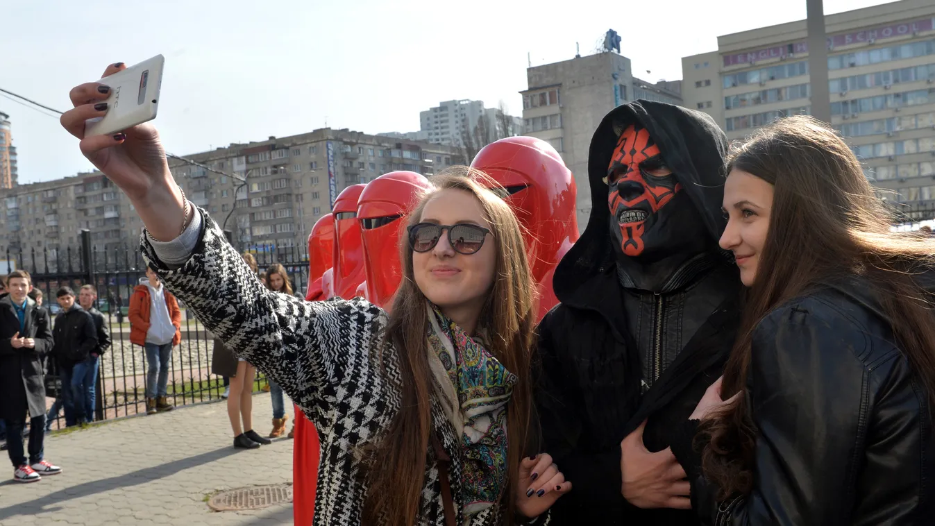 Mánia lett, hogy hírt adjunk magunkról, interjú Horváth Dorka újmédia-kutatóval, selfie 
