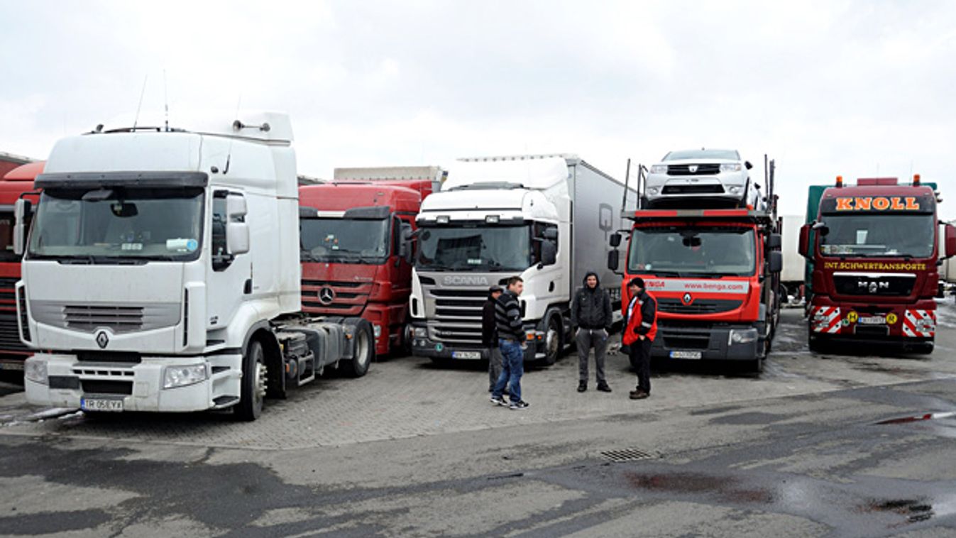 időjárás, hó, havazás, kamionstop, Várakozó Nyugat-Európába tartó román kamionosok az M5-ös autópálya inárcsi pihenőjénél 2013. március 16-án.