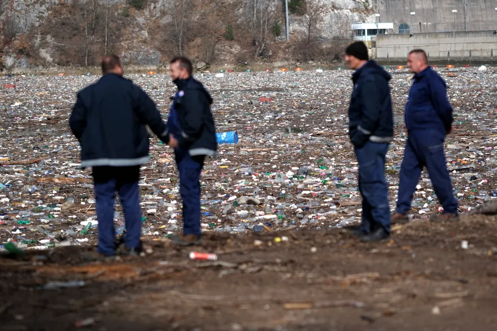Visegrad, Drina folyó, hulladék, szemét, bosznia-hercegovina,  
 dolgozik Foglalkozás FOLYÓ HÉTKÖZNAPI hulladék munkás SZEMÉLY szemét TÁJ takarít takarítás TÁRGY 