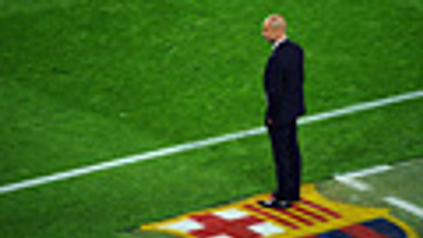 Josep Guardiola, a Barcelona edzője várja csapatát a pálya szélén a Chelsea elleni BL meccs szünetében 2012.04.24-én