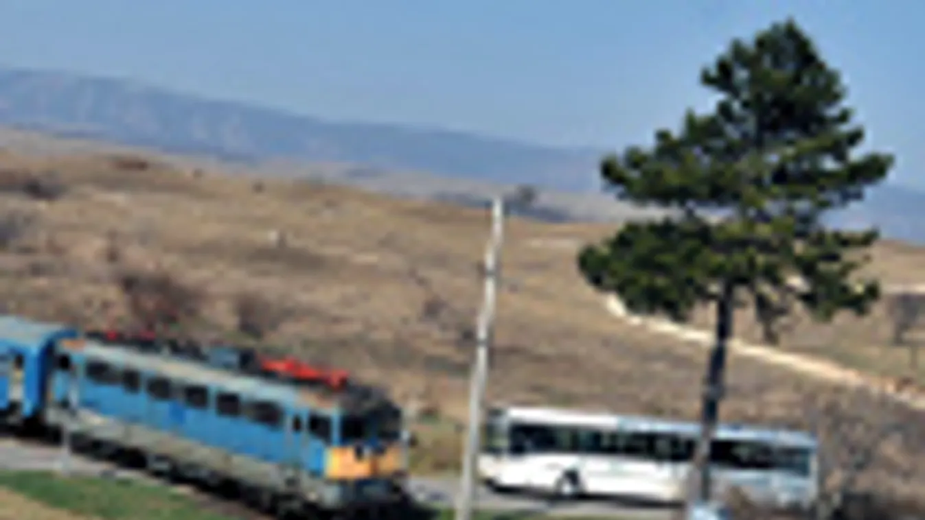hogyan olcsóbb a közlekedés?, tömegközlekedés, 
A 3000 lóerős V43 sorozatú villanymozdony mindössze kétkocsis személyvonattal halad Hajmáskér és Öskü között, a Veszprém-Székesfehérvár vasútvonalon