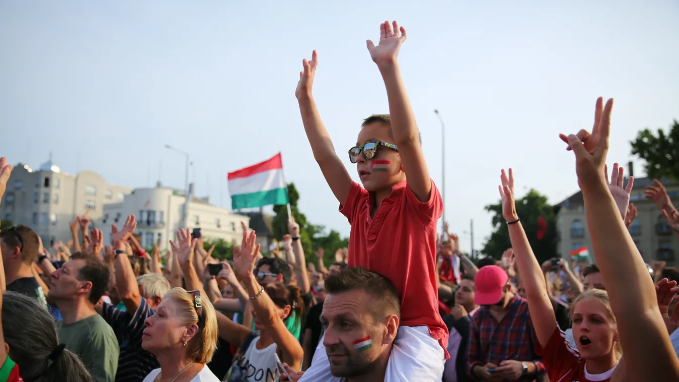 EURO-2016 - A magyar válogatott ünneplése, Budapest, 2016. június 27.
Szurkolók a franciaországi labdarúgó Európa-bajnokságról hazatérő magyar labdarúgó-válogatott ünneplésén a fővárosi Hősök terén 2016. június 27-én. Az előző napon a csapat kikapott Belg