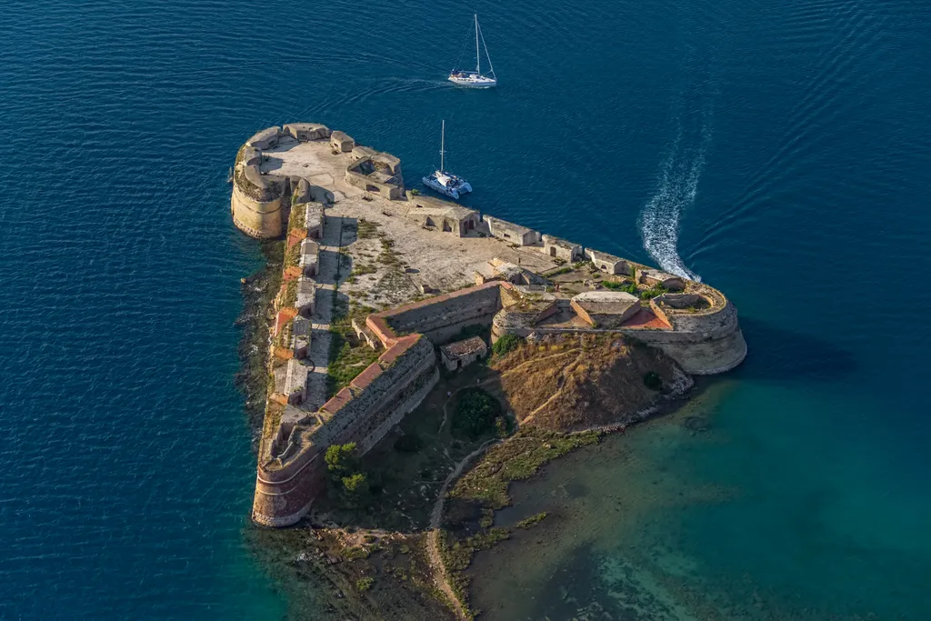 St. Nicholas Fortress, Horvátország, Szent Miklós erőd, Šibenik, Szent Ante-csatorna bejárata, velencei erődépítésű rena-iszánsz épület, világ építészeti örökség, Adria 