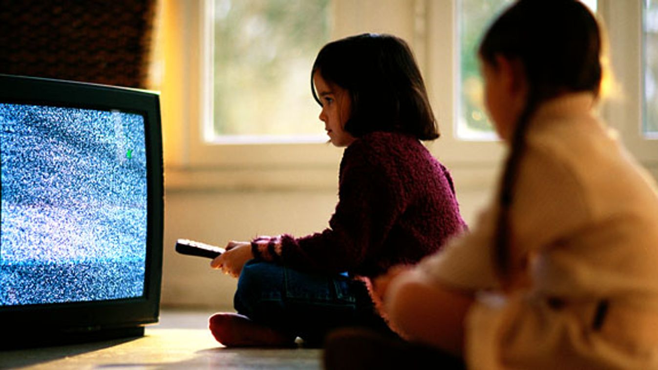 tévénéző gyerekek, tévét néz 