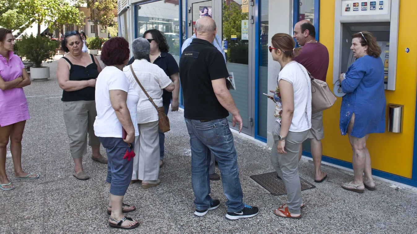 Görögország válság,  bevásárlóközpont bankautómatájánál sorban álló görögök, 60 € készpénzt lehet naponta felvenni,  Nea Szmirni telpülésen, Athén elővárosában.
Fotó:Dudás Szabolcs
2017.07.03. 
