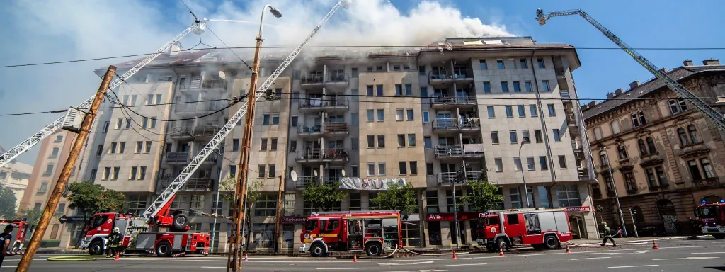 Tűz a IX. kerületben, Ipar utca 2, ég a tetőszerkezet, 2019.08.19. 
