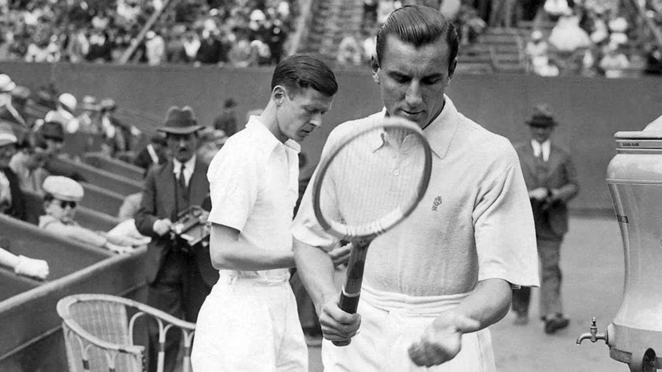 Fred Perry játszmához készülődik 1934-ben a Roland Garroson