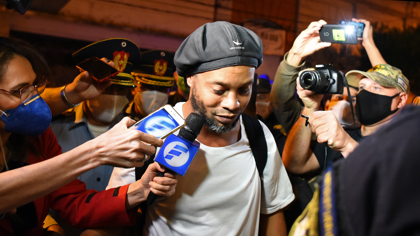crime fbl TOPSHOTS Horizontal BUST PRESS CONFERENCE, Ronaldinho 