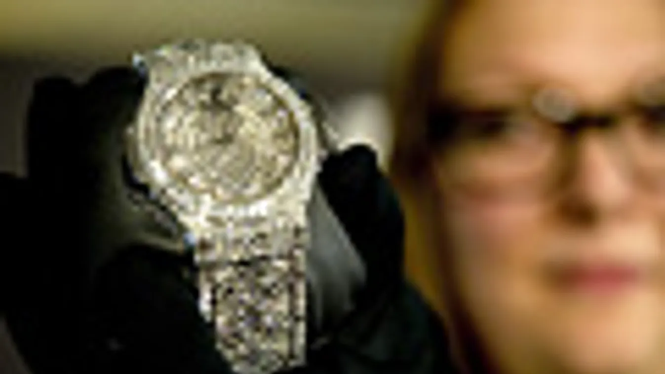 A Hublot órakészítő alkalmazottja mutatja a cég legdrágább óráját, ami 5 millió dollárba kerül