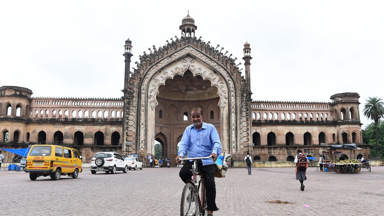 India, bicikliző emberek 