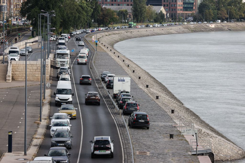 dugó, közlekedés, forgalom, autó, belváros, Budapest, budai rakpart, Margit híd, 2021.09.01. 