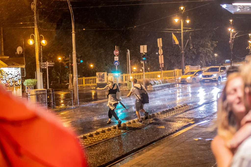 Vihar, viharfelhő, felhőszakadás, eső, időjárás, 2023. 06. 23. Budapest, Jászai Mari tér 