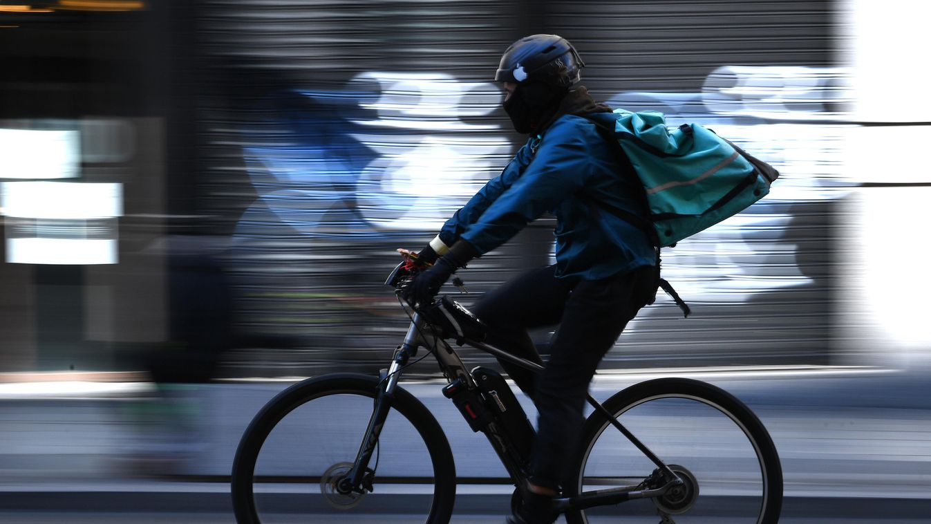 Madrid Spanyolország koronavírus korona vírus betegség beteg kezelés fertőzés karantén üres néptelen futár házhozszállítás biciklisfutár 