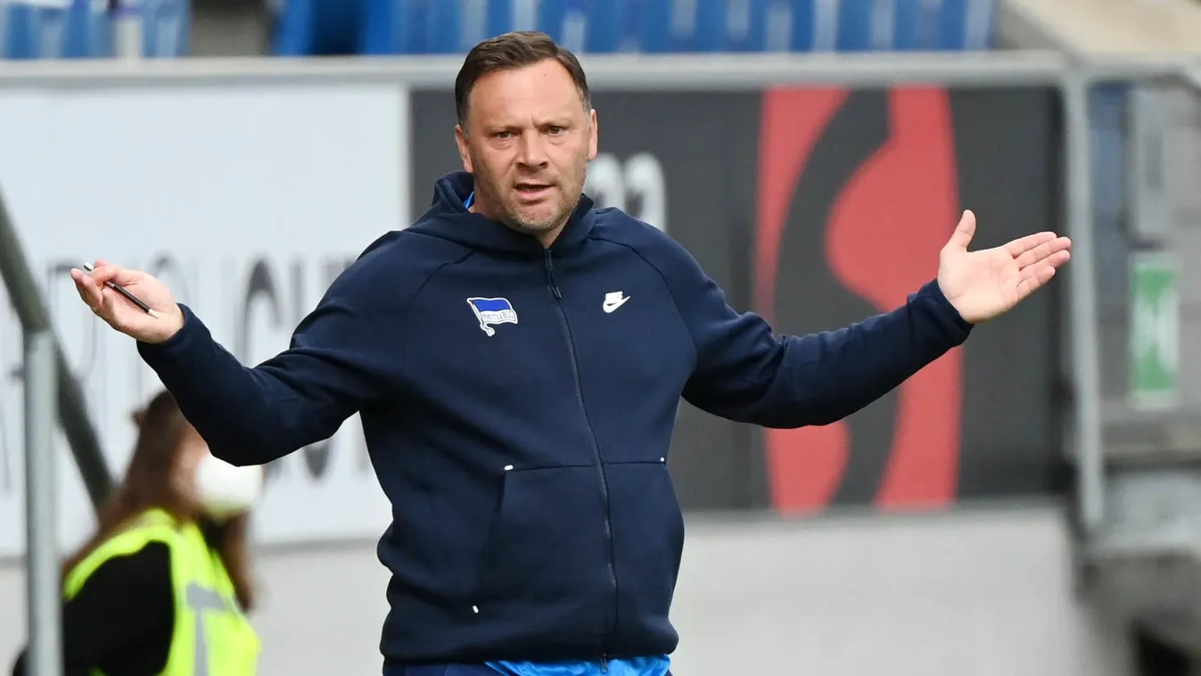 TSG 1899 Hoffenheim - Hertha BSC Sports soccer Bundesliga Group Happy Trainer Pál Dárdai (Hertha BSC) Vertical 